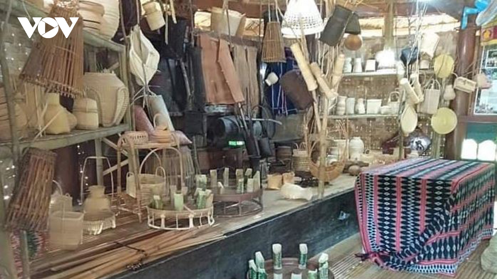Người Cơ Tu khôi phục làng nghề truyền thống đan lát