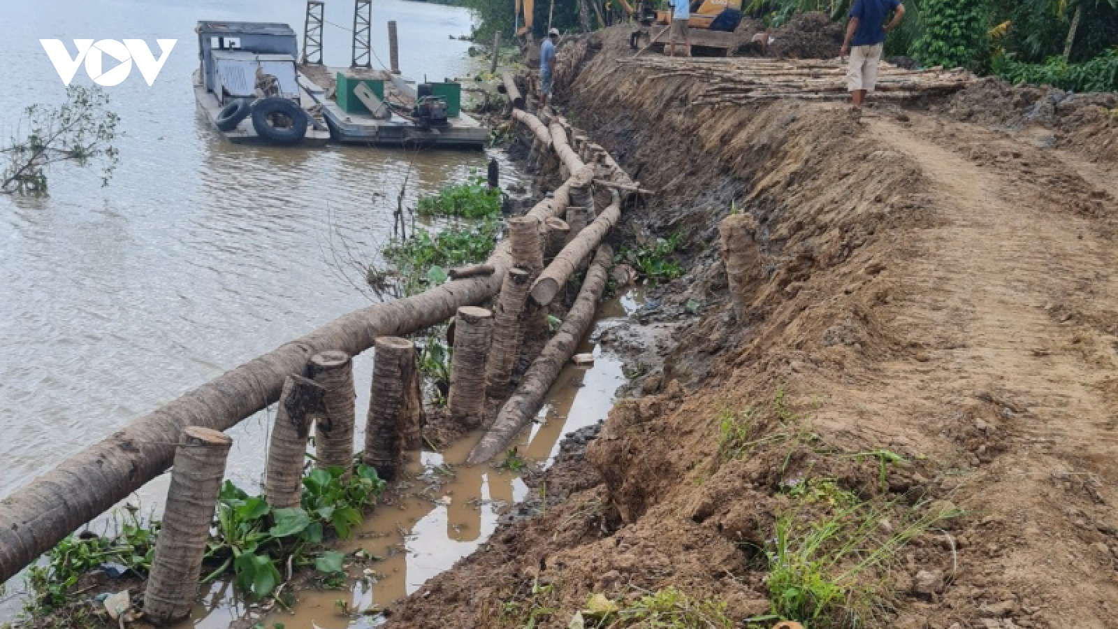 Bến Tre tôn cao bờ bao, đóng các cống ứng phó với đỉnh triều