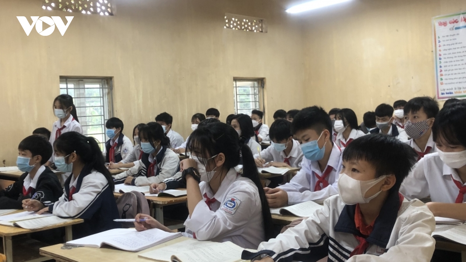 Học sinh Ba Vì phải đo thân nhiệt trước khi vào lớp