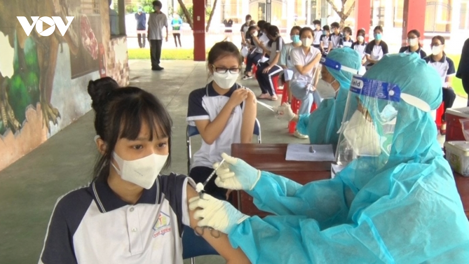 Bình Dương tiêm vaccine phòng COVID-19 cho 39.400 học sinh khối lớp 8 và lớp 9