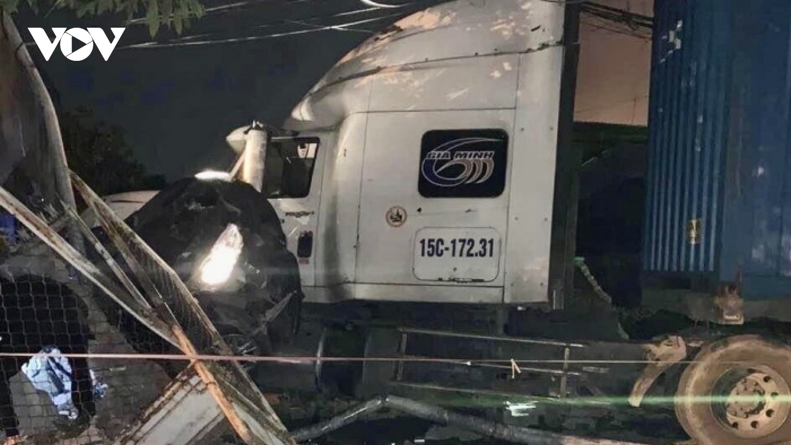 Xe Container đâm ô tô con đỗ bên đường khiến 2 người tử vong