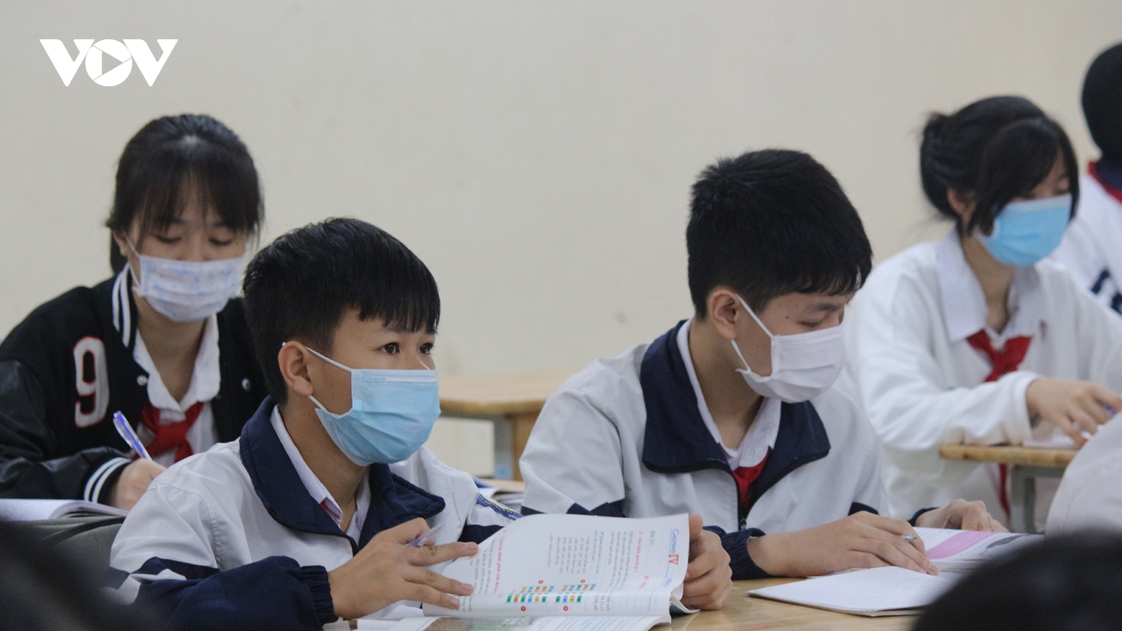 Học sinh ngoại thành Hà Nội phấn chấn trở lại trường lớp
