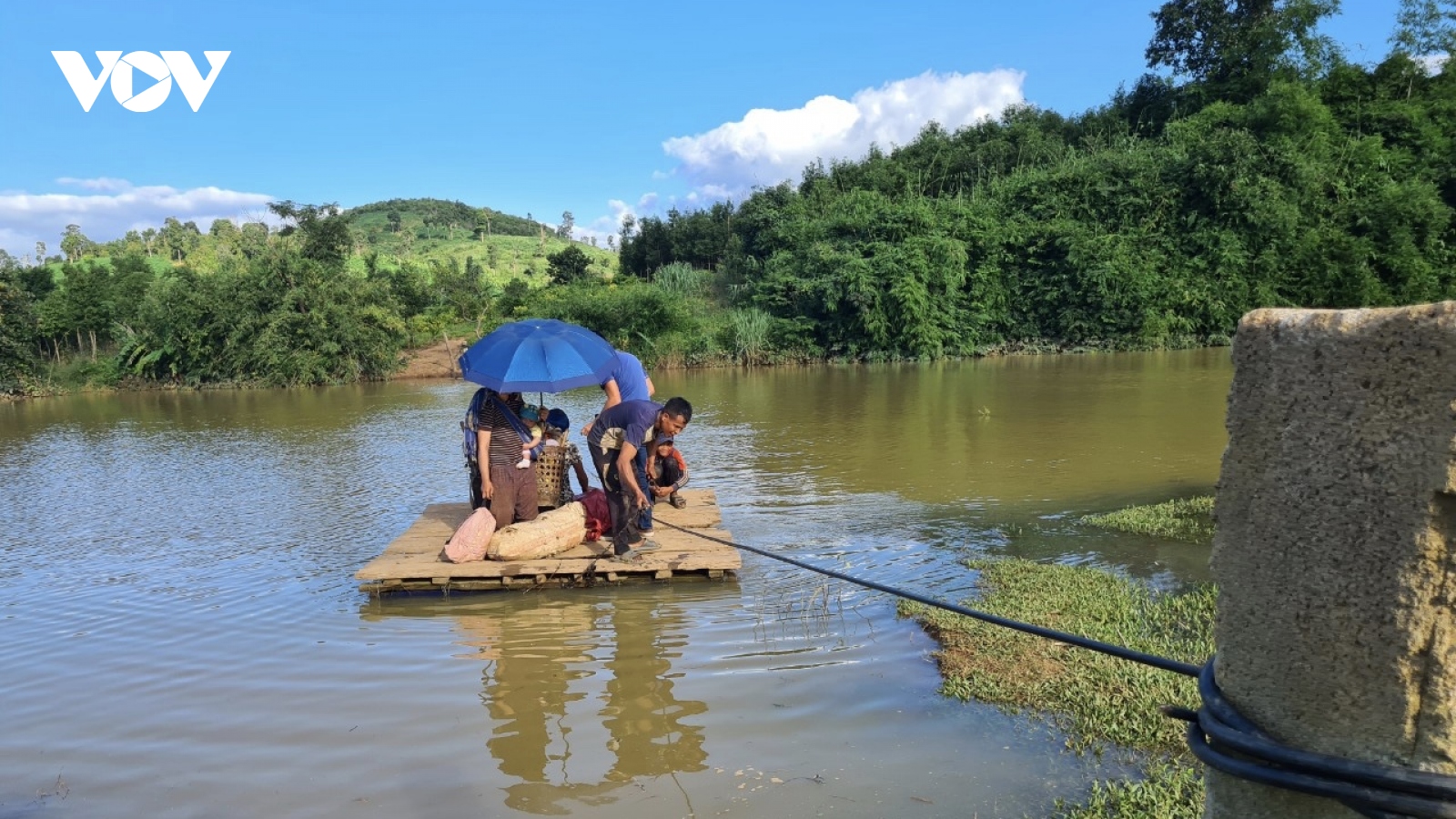 Cầu xây dang dở, dân đành kết bè gỗ sang sông