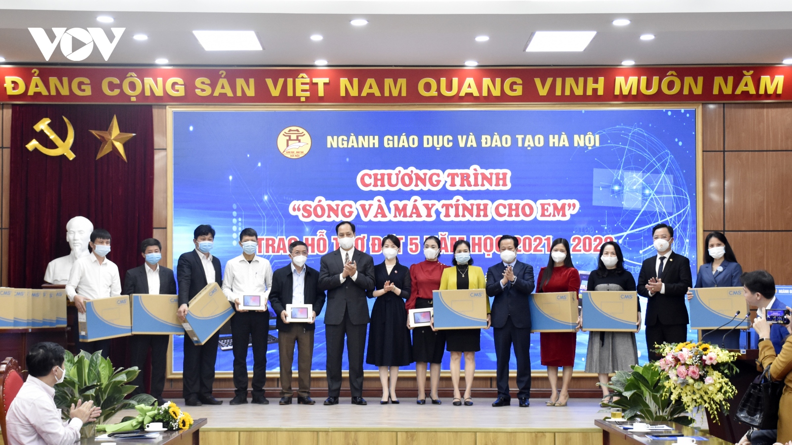 Sở GD-ĐT Hà Nội tiếp nhận và trao tặng 500 máy tính cho học sinh học trực tuyến khó khăn