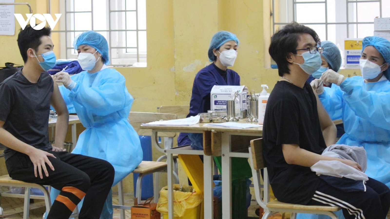 Hanoi begins COVID-19 vaccinations for teenagers