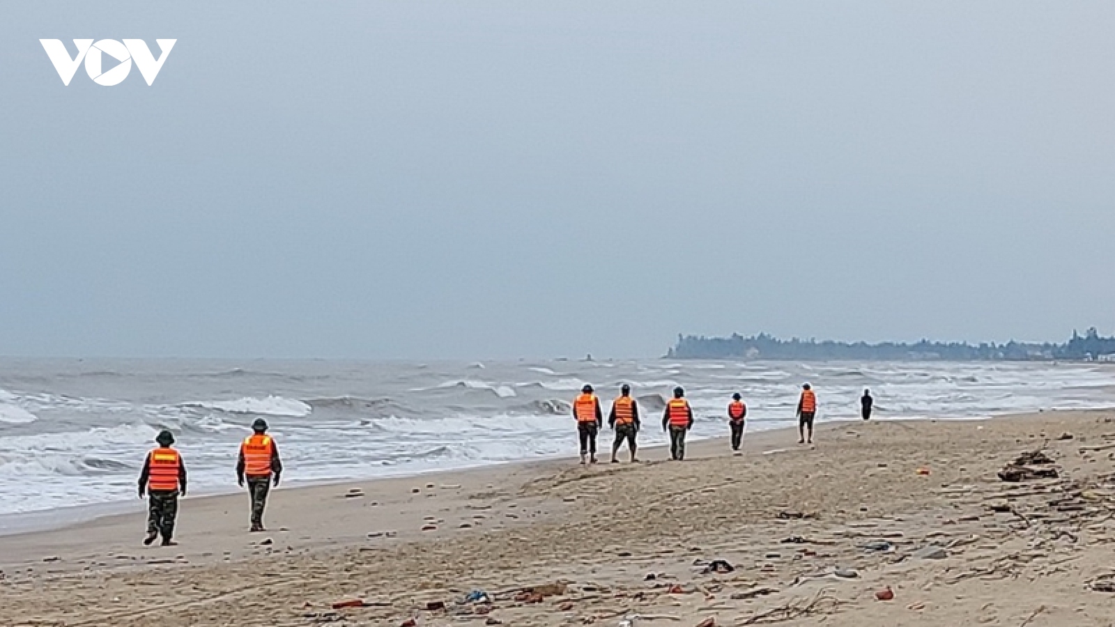 Quảng Bình: Sóng lớn đánh chìm thuyền nan, 1 ngư dân mất tích trên biển