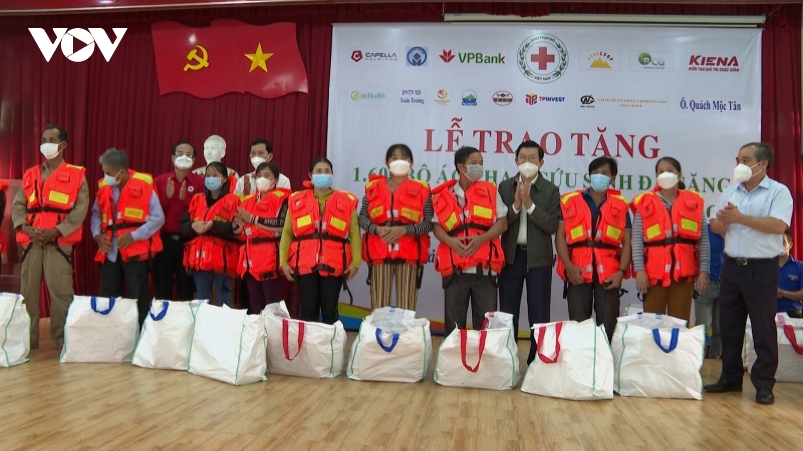 Nguyên Chủ tịch nước Trương Tấn Sang trao hơn 1.600 áo phao tặng ngư dân Quảng Ngãi