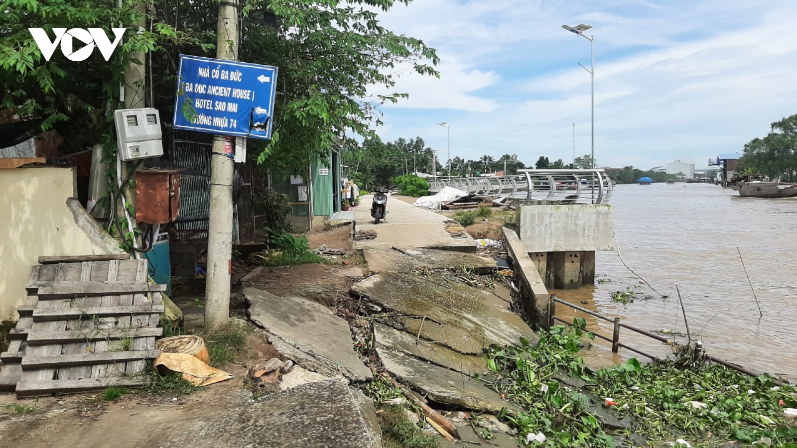 Sạt lở bờ kè tiền tỷ ở Tiền Giang chia cắt đường giao thông lâu ngày chưa được khắc phục