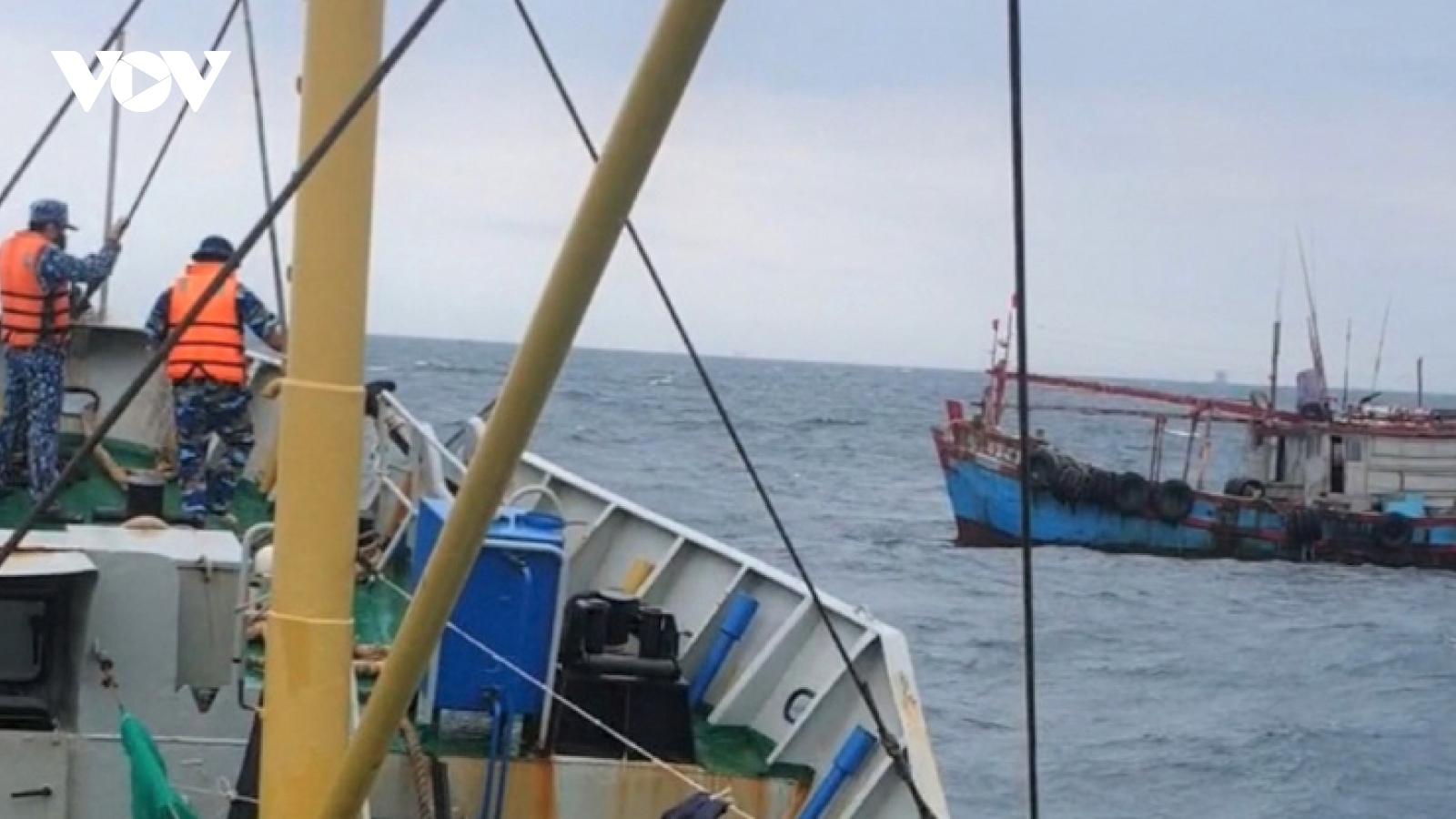 Tàu 725 kịp thời cứu nạn tàu cá tỉnh Bà Rịa-Vũng Tàu