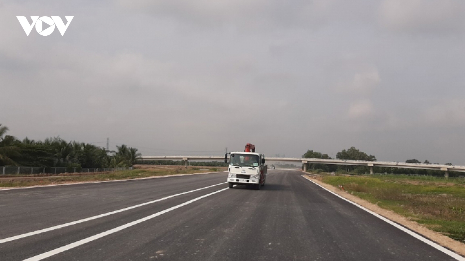 Rộn ràng trên công trường xây dựng đường cao tốc Trung Lương- Mỹ Thuận