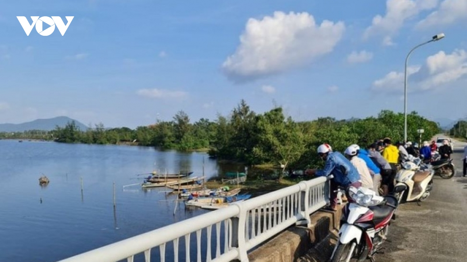 Thừa Thiên Huế: Lật ghe trên sông Bù Lu, 2 cha con chết và mất tích