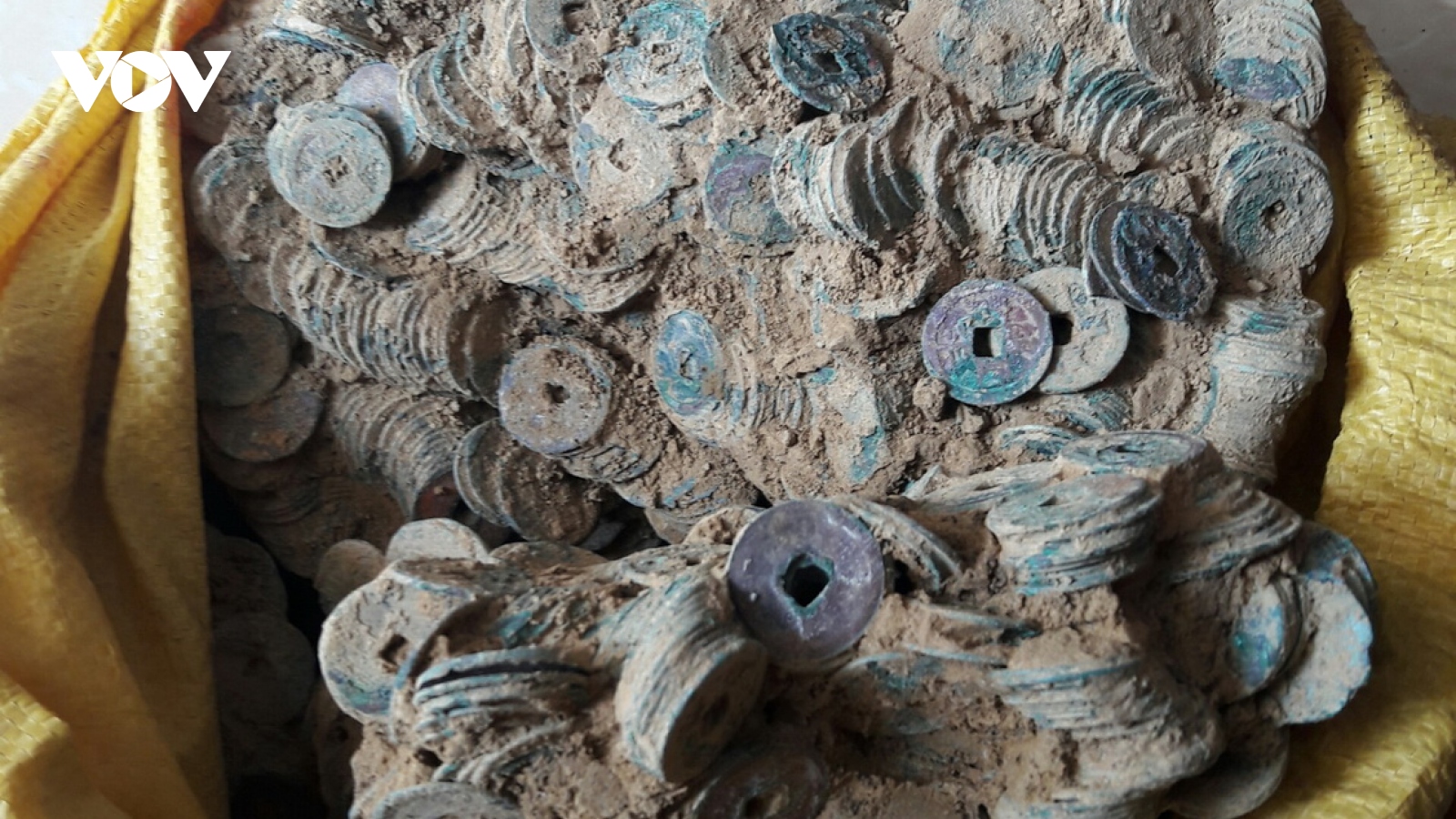Phát hiện hũ tiền cổ nặng 27 kg, niên đại cách đây 1000 năm tại Quảng Trị