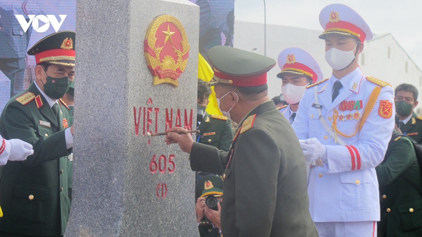 Bộ trưởng Quốc phòng Việt Nam và Lào tô son cột mốc tại cửa khẩu