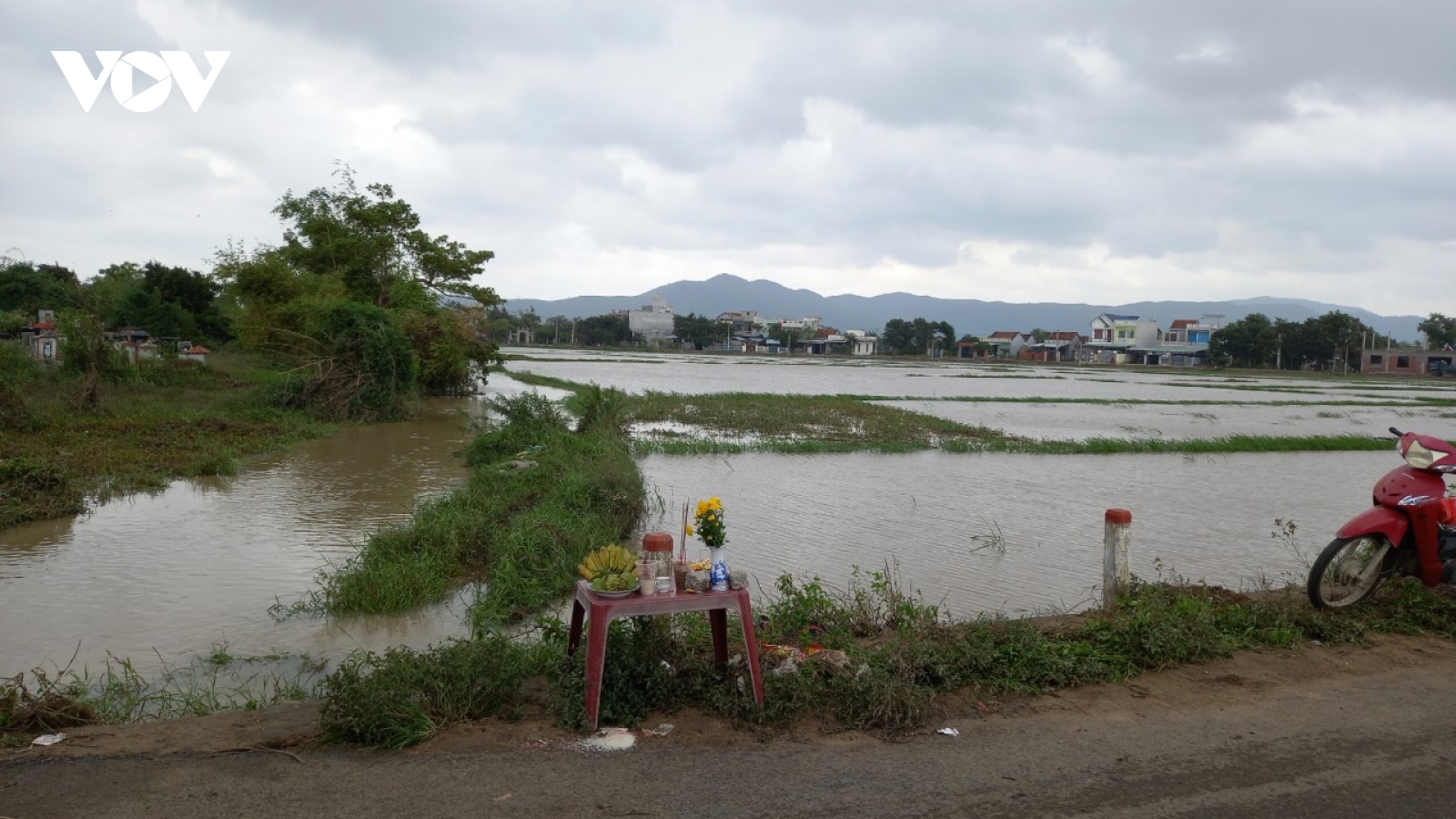 Phú Yên dò từng cánh đồng, từng nhánh sông tìm 5 người còn mất tích