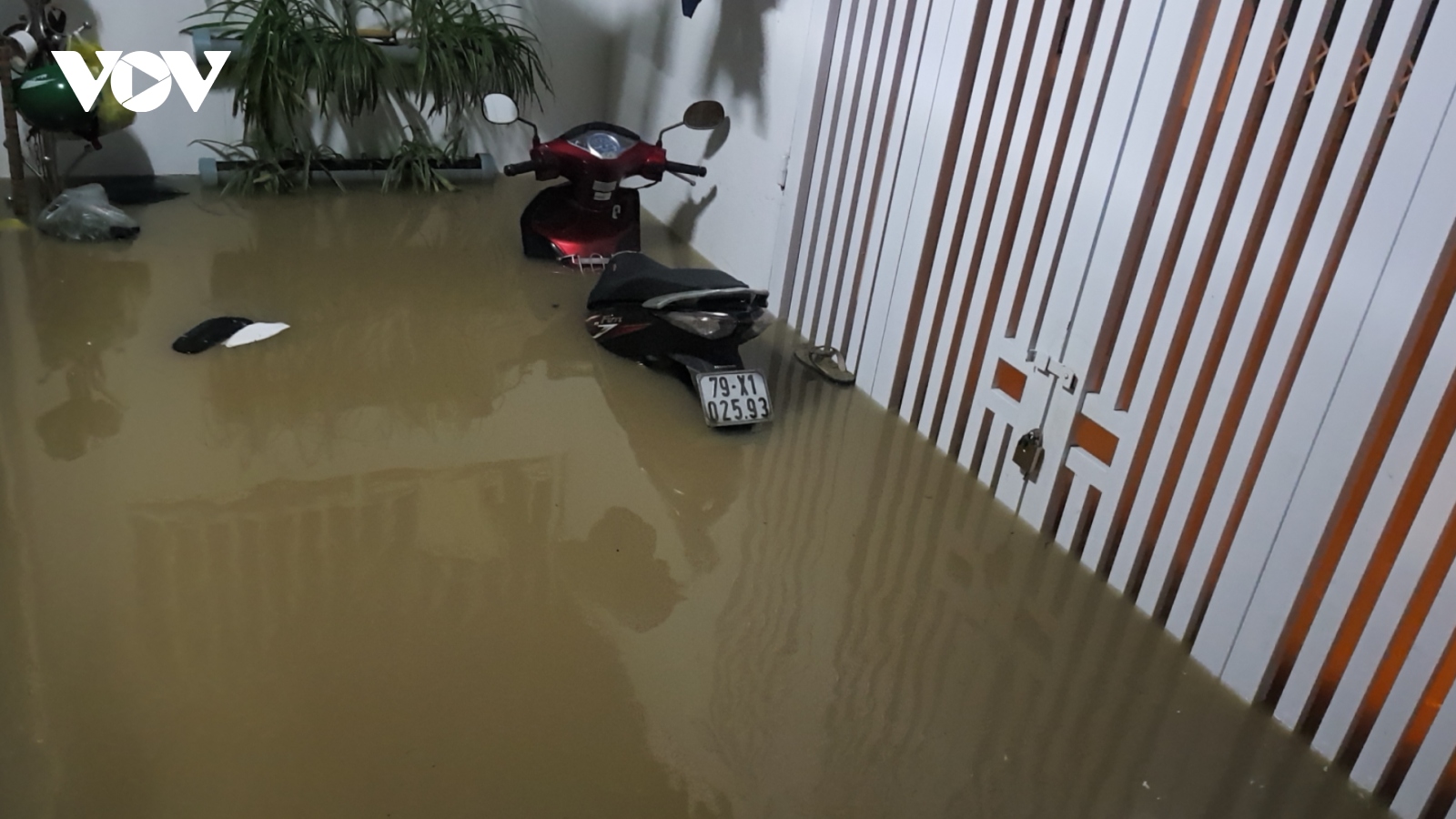 Hàng trăm hộ dân Khánh Hòa bị ngập nhà vì nước lũ dâng cao trong đêm