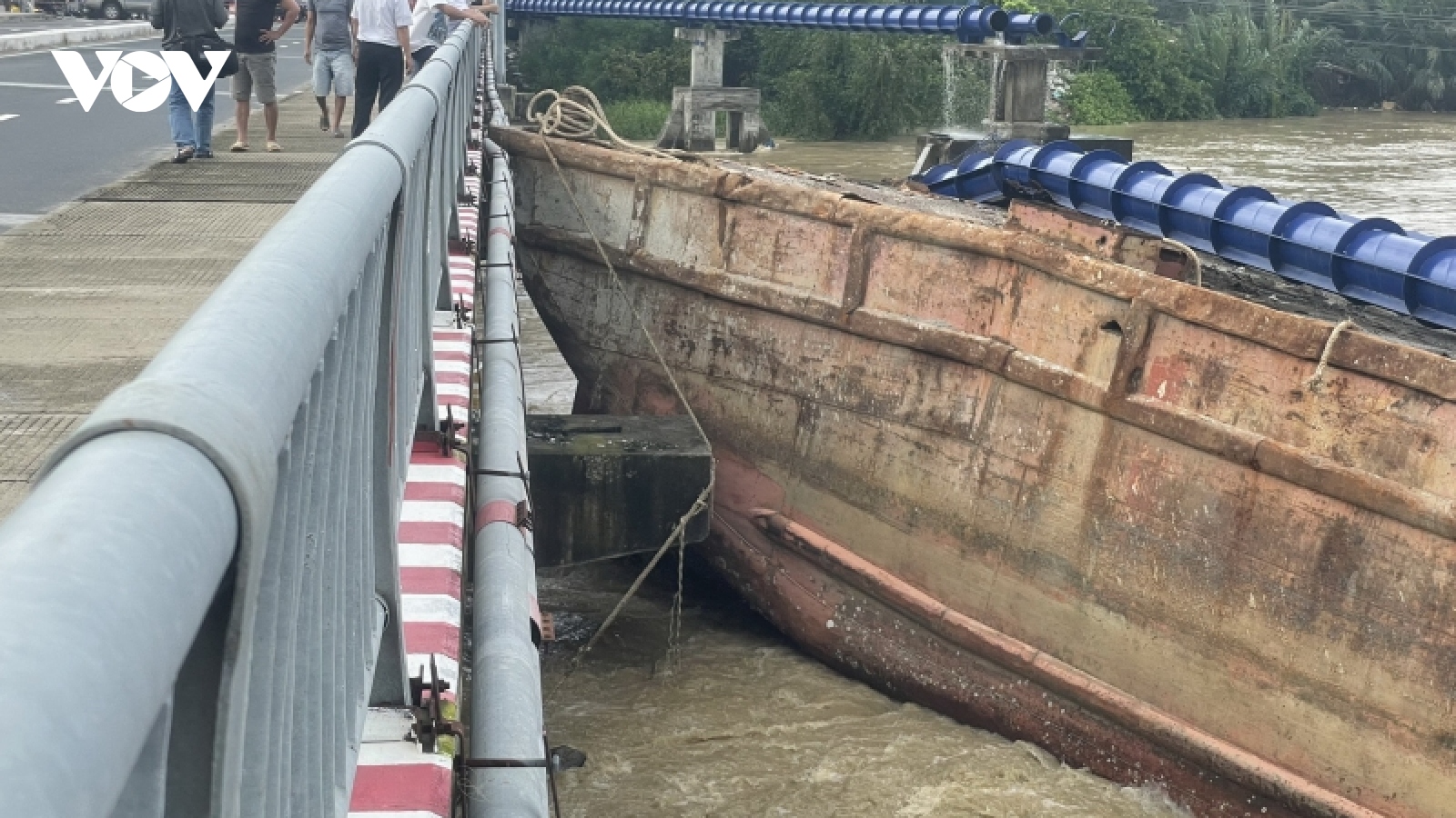 Hai sà lan bị trôi làm đứt đường ống dẫn nước sinh hoạt của thành phố Nha Trang