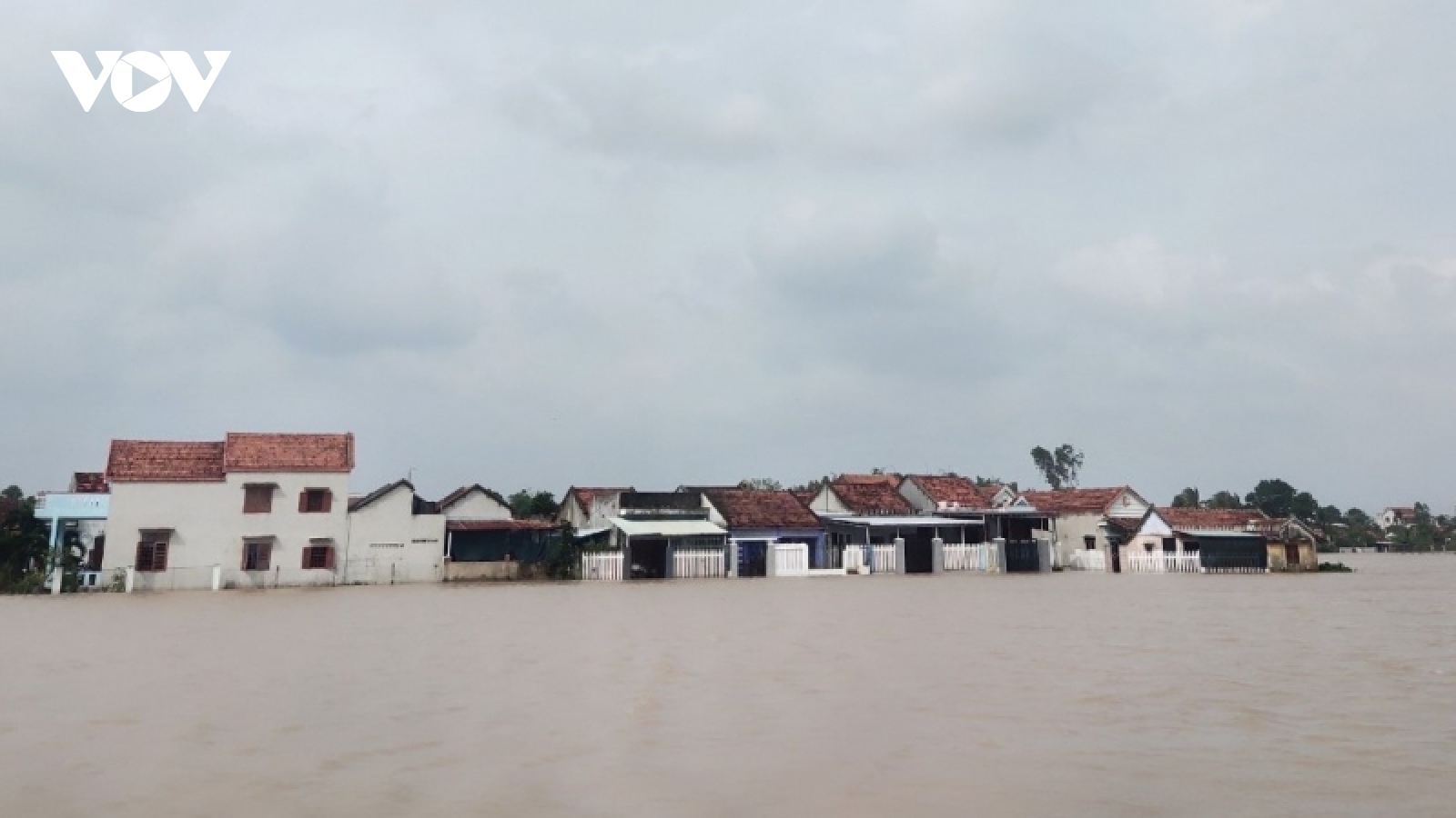 Mưa lũ gây ngập lụt diện rộng tại miền Trung, 9 người chết