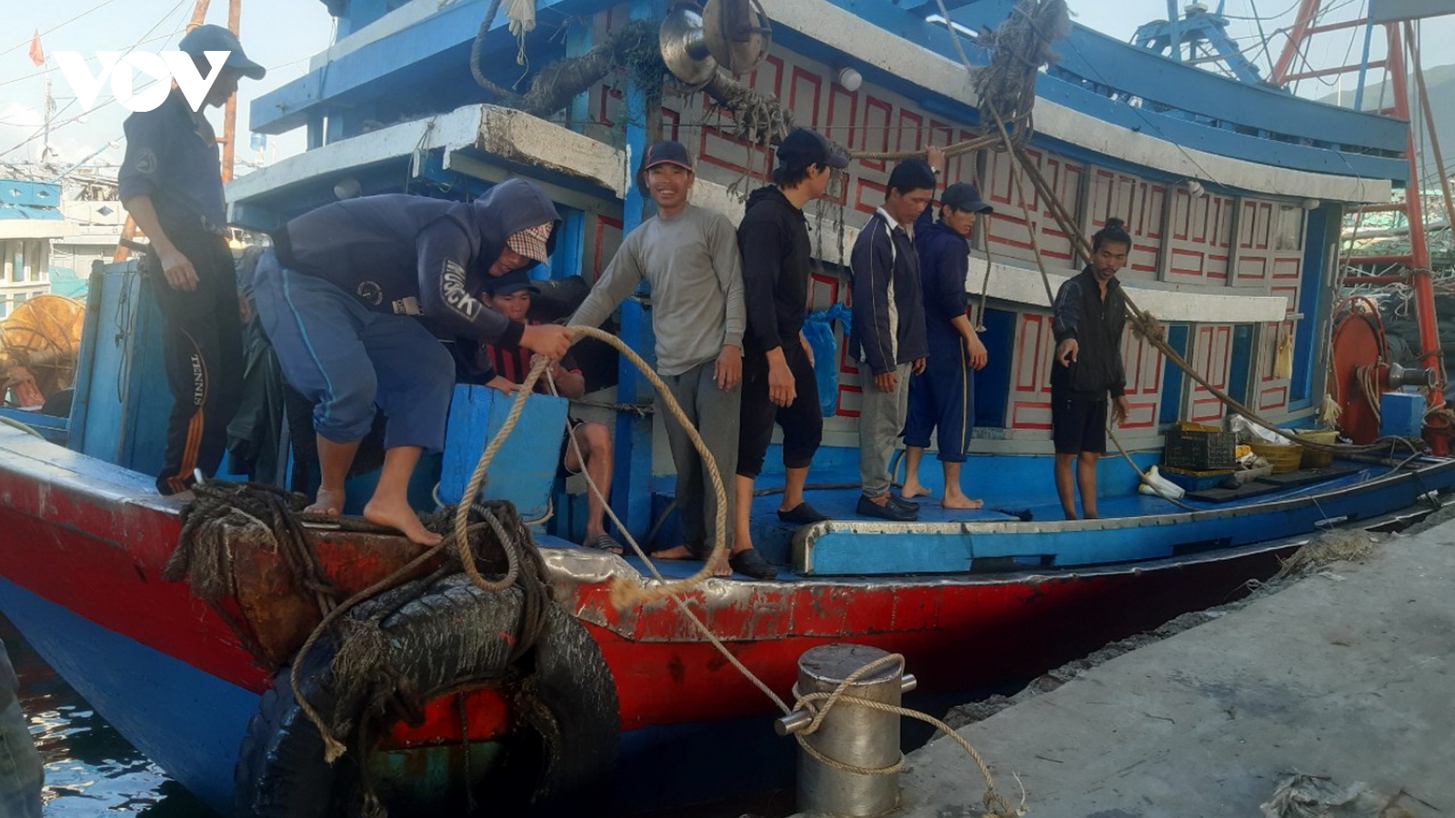 Đầu năm mới, tàu thuyền tấp nập vào ra cảng cá Thọ Quang, Đà Nẵng