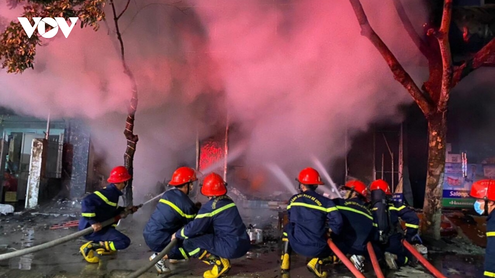 Cháy lớn thiêu rụi cửa hàng vật liệu xây dựng ở Quảng Ninh