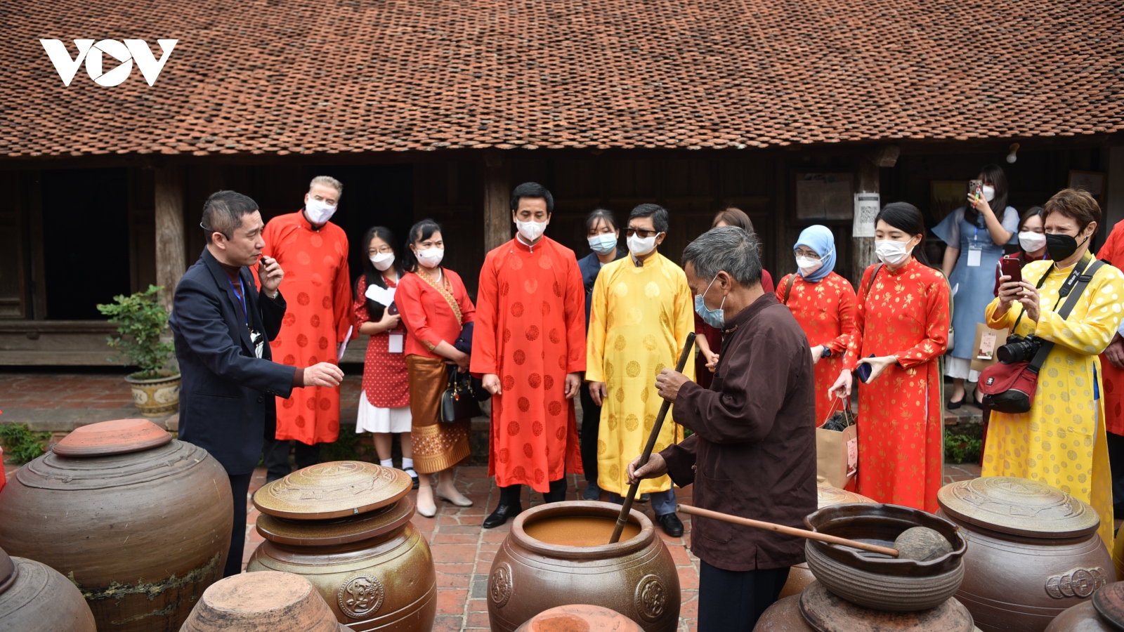 Khách nước ngoài trải nghiệm làng cổ, Tết Việt tại Đường Lâm