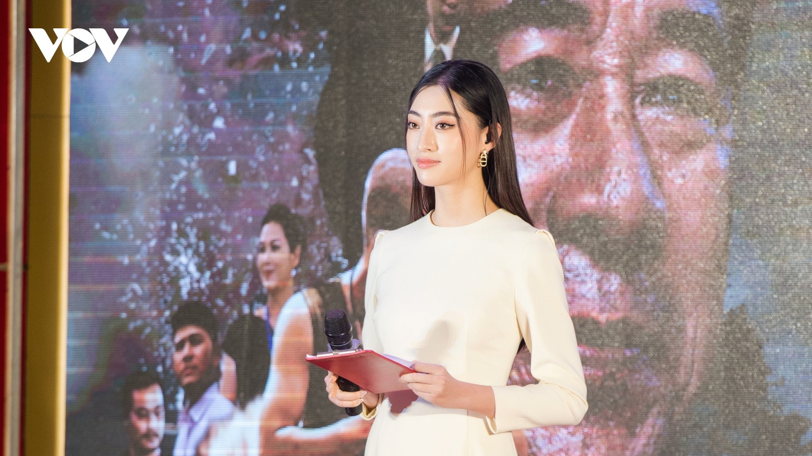 Hoa hậu Lương Thùy Linh thanh lịch khi làm MC ra mắt phim "Bão ngầm"