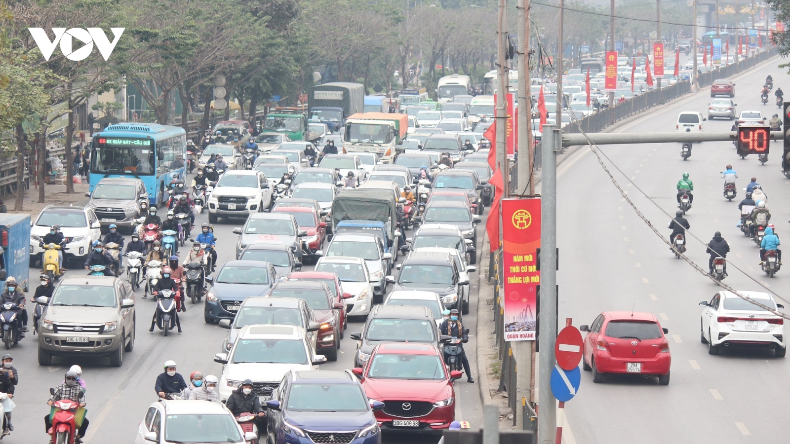 Ngày đầu năm xe cộ ùn ứ tuyến Hoàng Liệt, Ngọc Hồi, nội đô thông thoáng