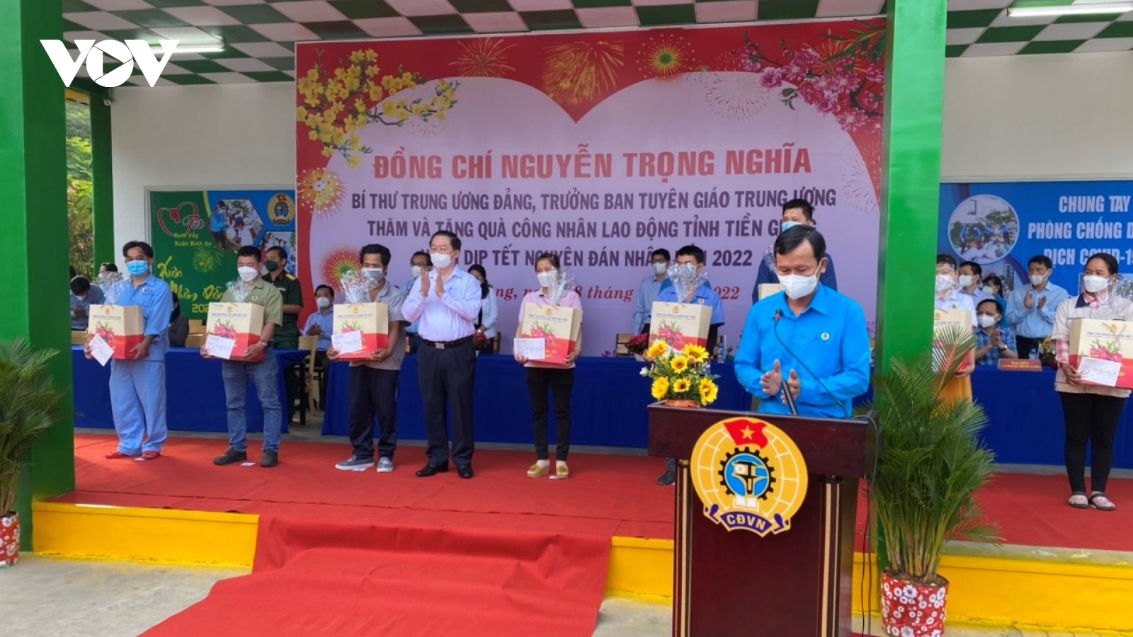 Trưởng Ban Tuyên giáo Trung ương tặng quà Tết cho công nhân, hộ nghèo tại Tiền Giang