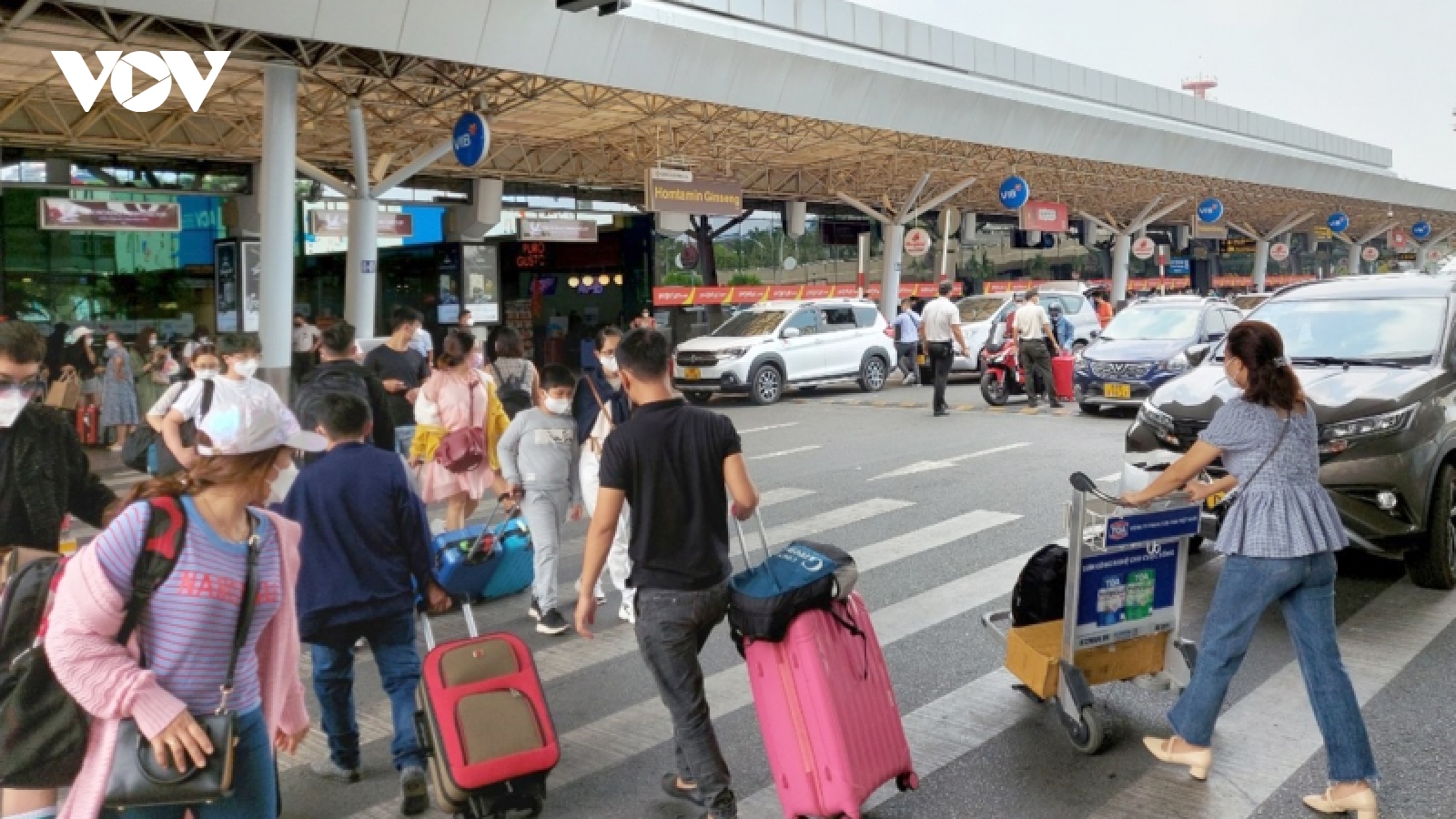 Khách qua sân bay Tân Sơn Nhất tăng nhưng chỉ bằng 44% so với năm trước