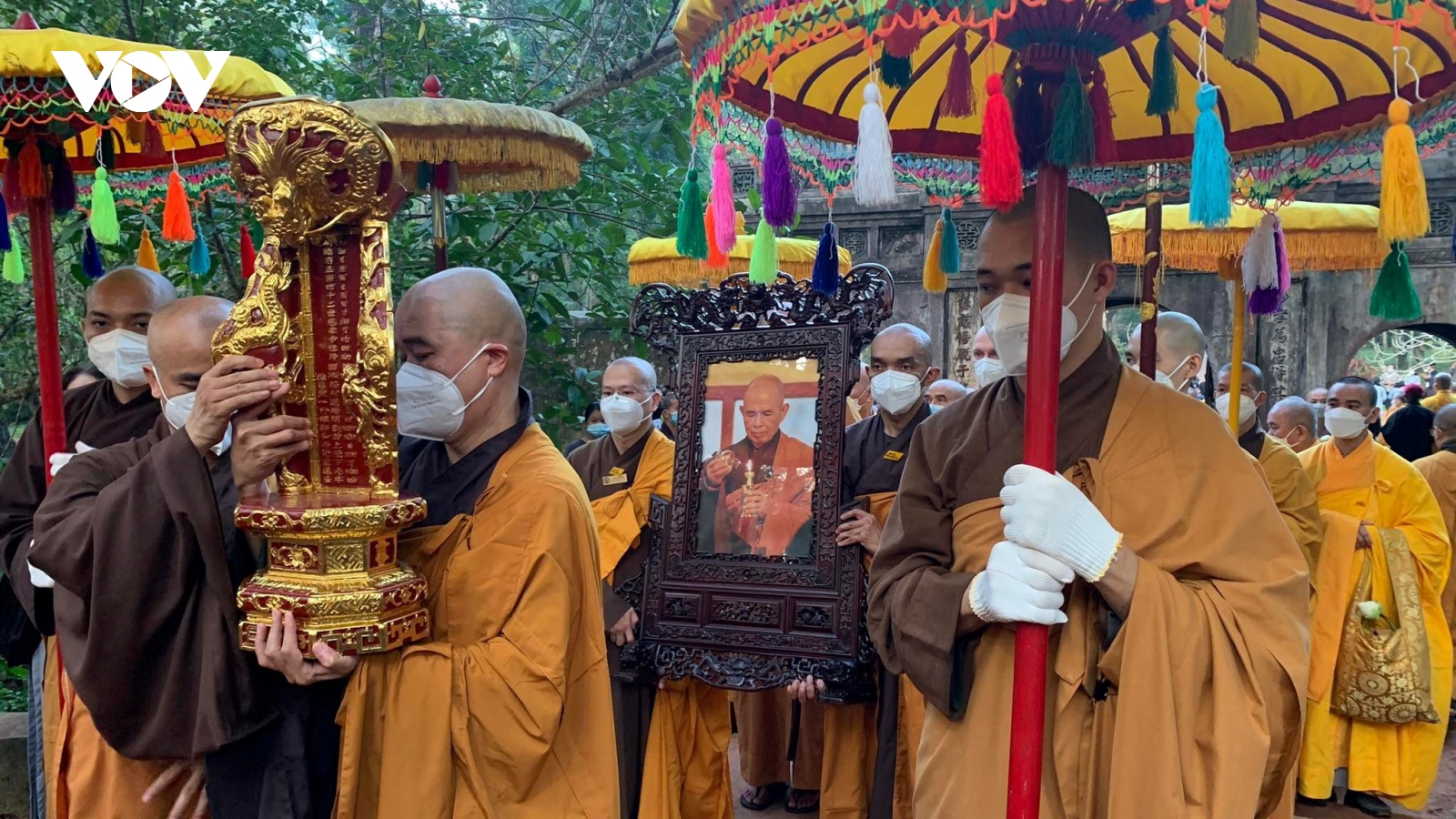 Hàng ngàn tăng ni, Phật tử tiễn đưa Thiền sư Thích Nhất Hạnh về cõi vĩnh hằng