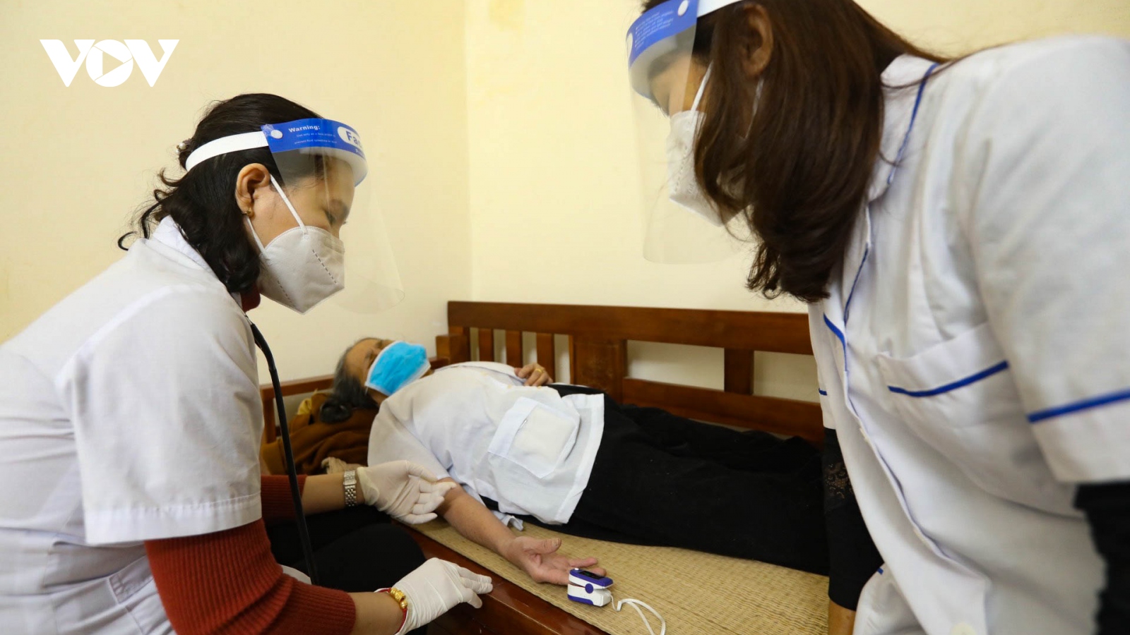 Nhân viên y tế Hà Nội đến tận nhà tiêm vaccine cho người cao tuổi