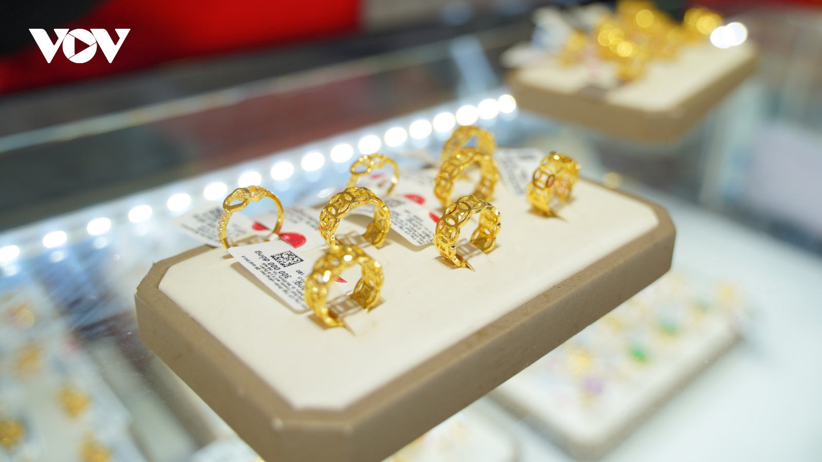 Giá bán vàng SJC cao hơn vàng thế giới trên 15 triệu đồng/lượng