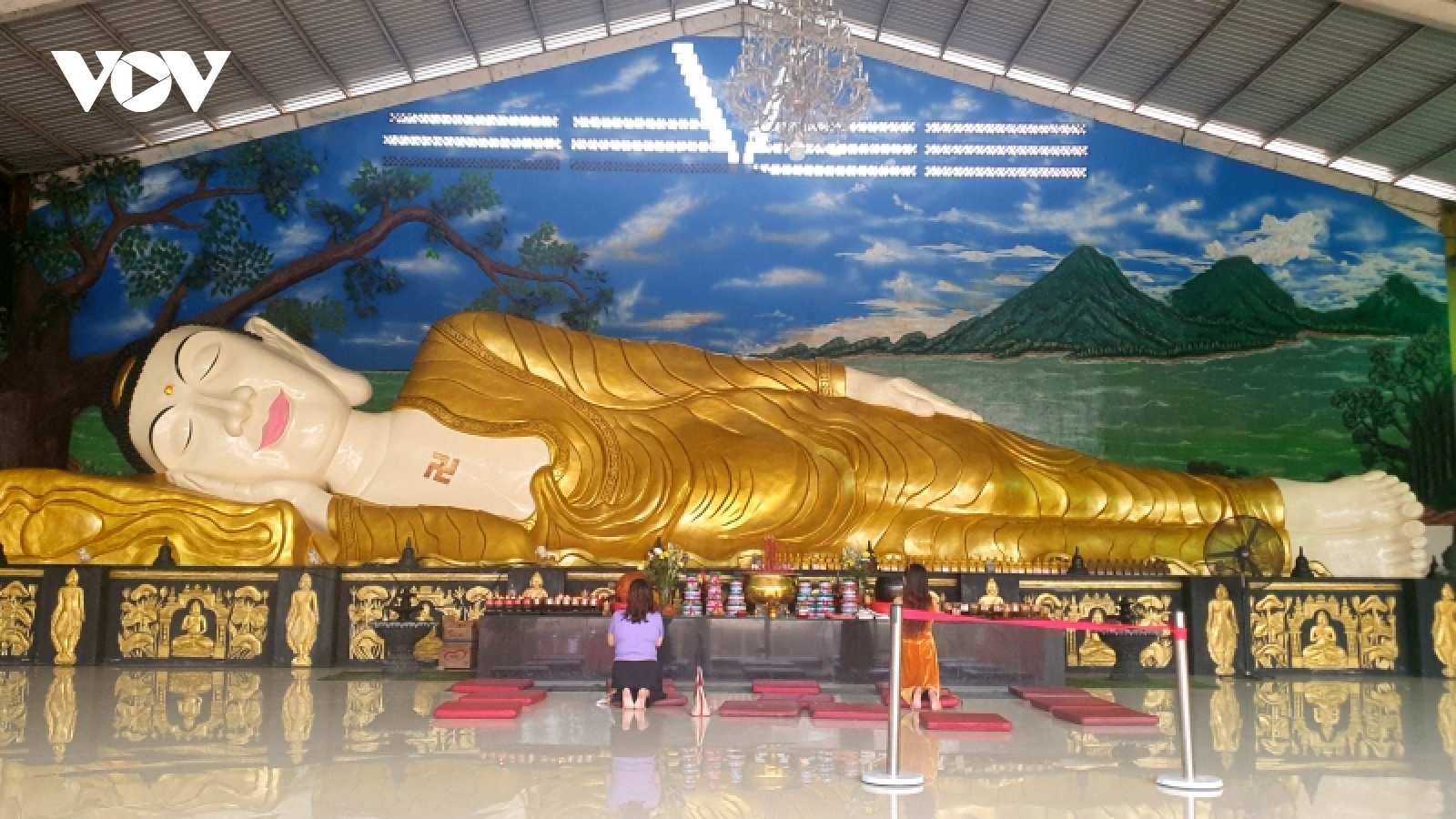 "Tượng Phật nằm" lớn nhất đảo Java - điểm du lịch tâm linh ở Indonesia