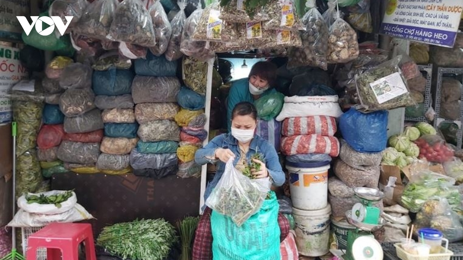 Người dân Đà Nẵng đổ xô mua lá xông phòng ngừa dịch Covid-19