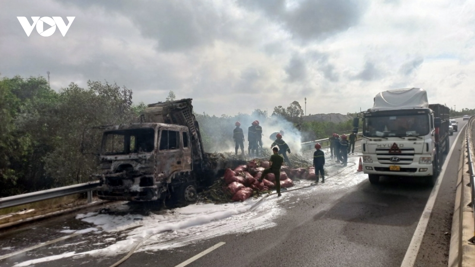 Xe tải bốc cháy trên tuyến cao tốc Đà Nẵng- Quảng Ngãi