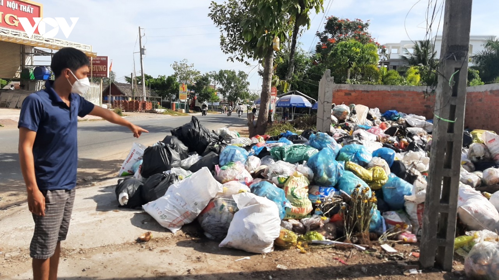 Người dân Bến Tre bức xúc vì rác thải chất đống sau Tết