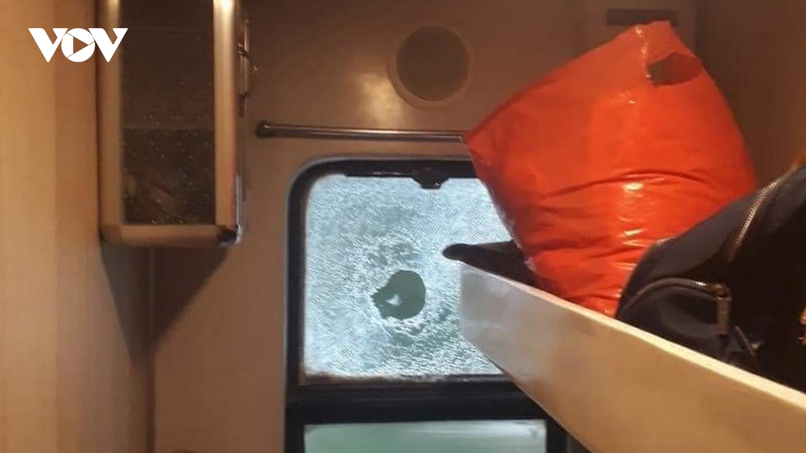 Tàu SE7 bị ném vỡ cửa kính khi đi qua Quảng Bình