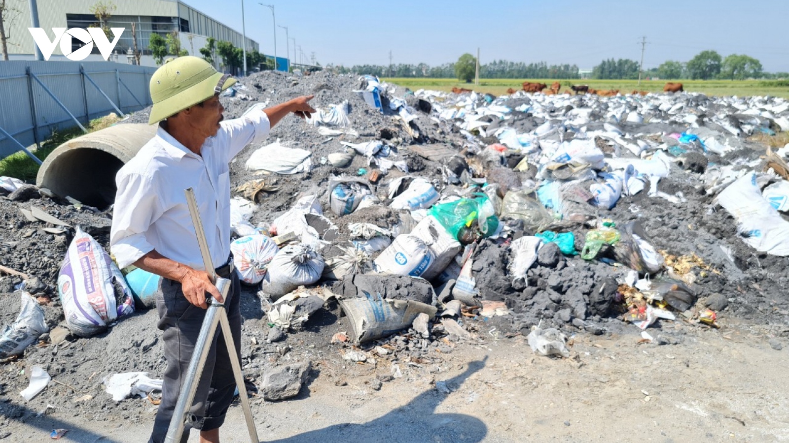 Đổ trộm chất thải nguy hại, 3 cá nhân, doanh nghiệp ở Bắc Ninh bị xử phạt hơn 1 tỷ đồng