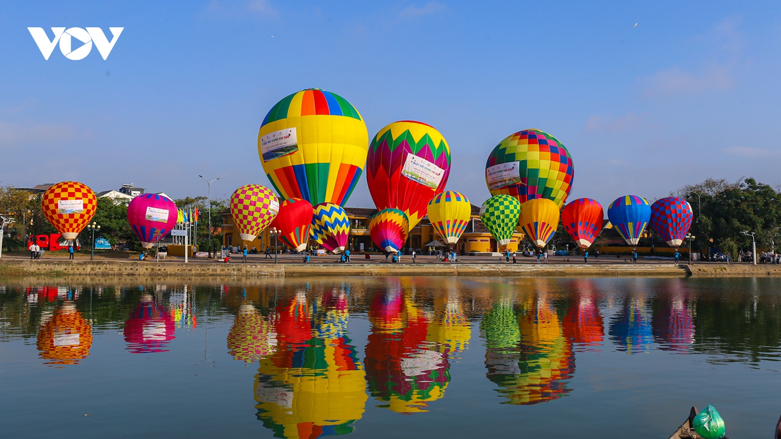 Dàn khinh khí cầu rực rỡ ở phố Hội chào đón Năm Du lịch Quốc gia 2022