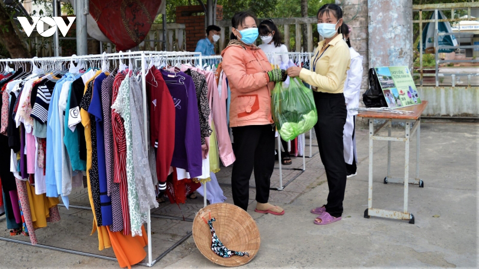 “Shop 0 đồng” nâng bước học sinh nơi đất rừng U Minh