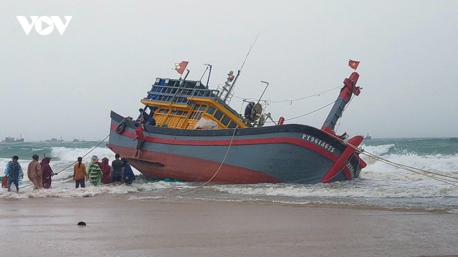 Sóng lớn đánh chìm, hư hỏng hơn 50 tàu cá ở Phú Yên