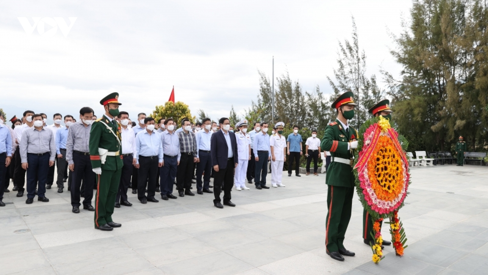 Thủ tướng tưởng niệm liệt sĩ Gạc Ma, thăm lữ đoàn tàu ngầm Hải quân