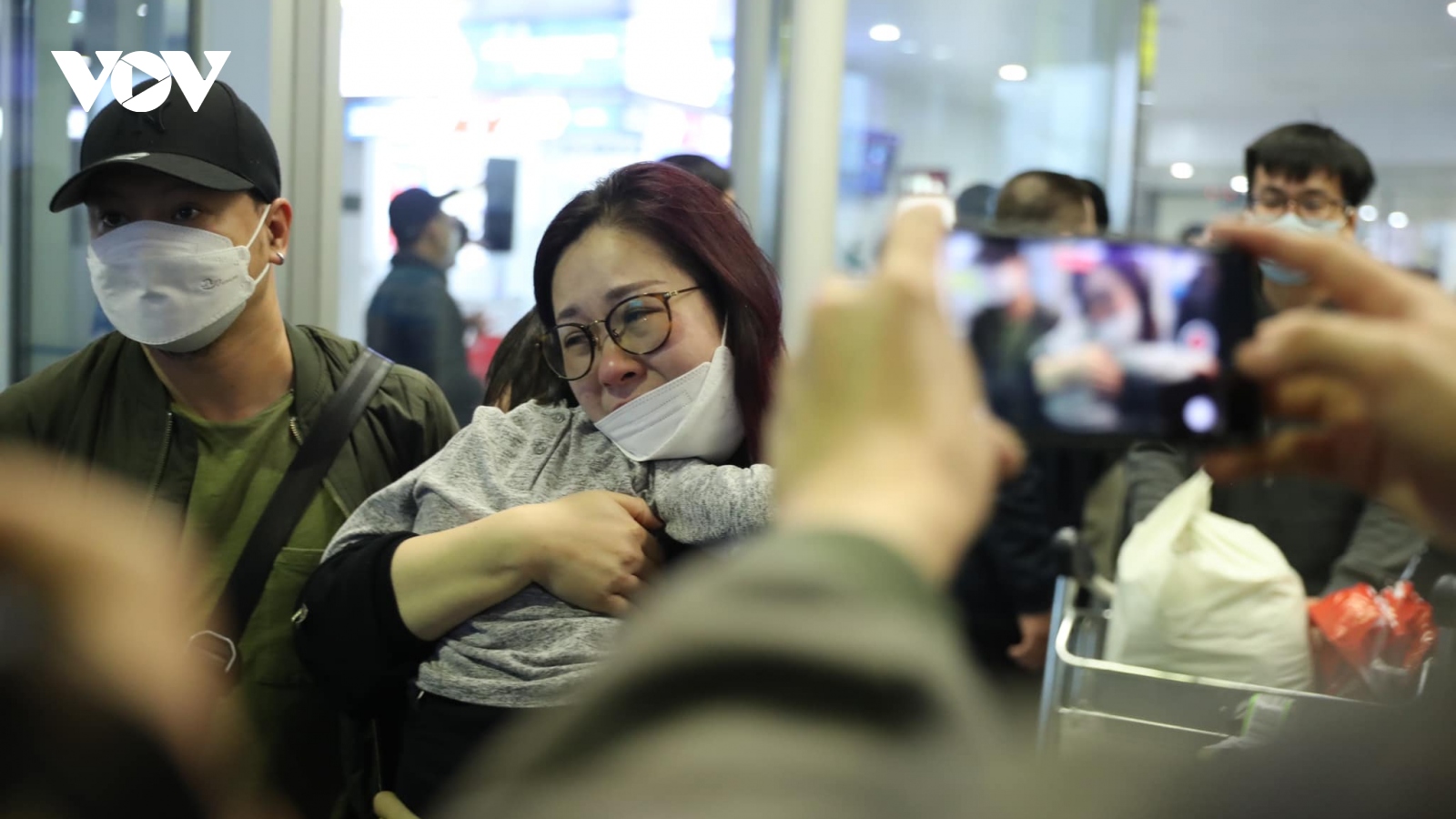 Hành trình gian nan chạy khỏi Ukraine và nước mắt ngày đoàn tụ tại sân bay Nội Bài