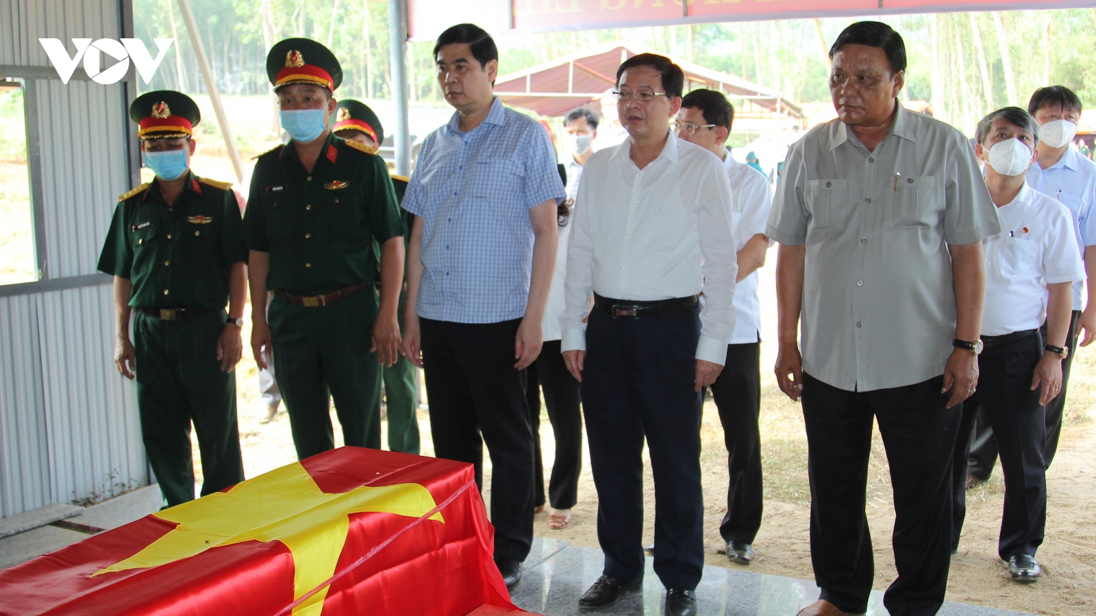 Khai quật, quy tập nhiều hài cốt liệt sĩ tại hố chôn tập thể ở Bình Định