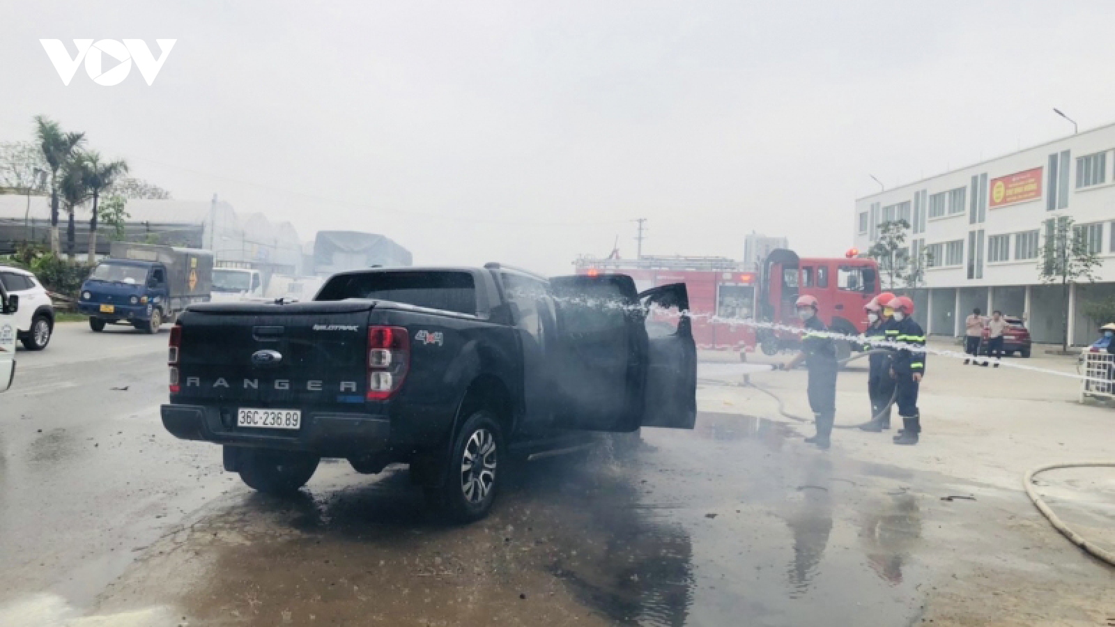 Xe bán tải bốc cháy giữa đường trước cổng chợ Đình Hương (Thanh Hóa)