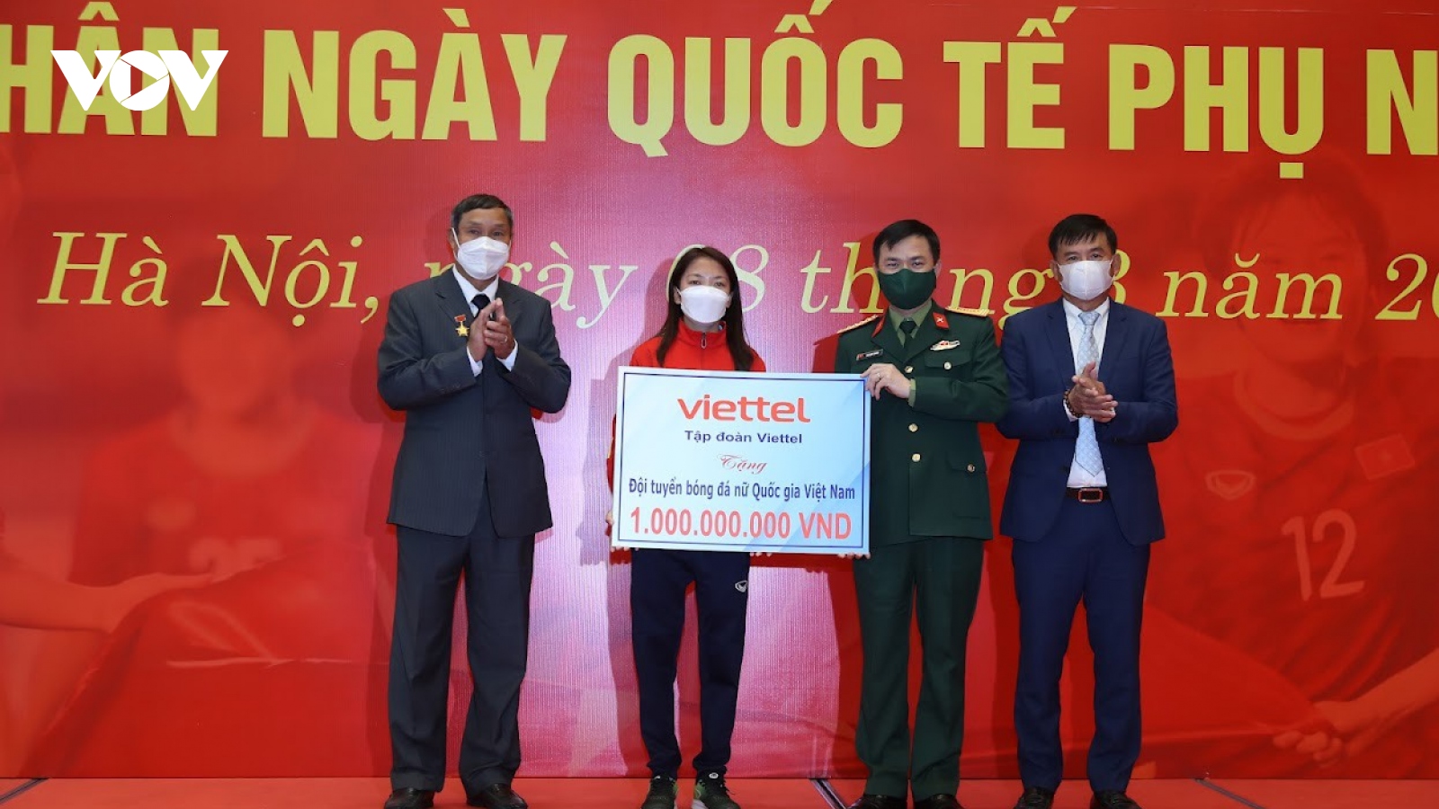 ĐT bóng đá nữ Việt Nam nhận "quà nóng" nhân dịp Quốc tế Phụ nữ 8/3 từ Viettel