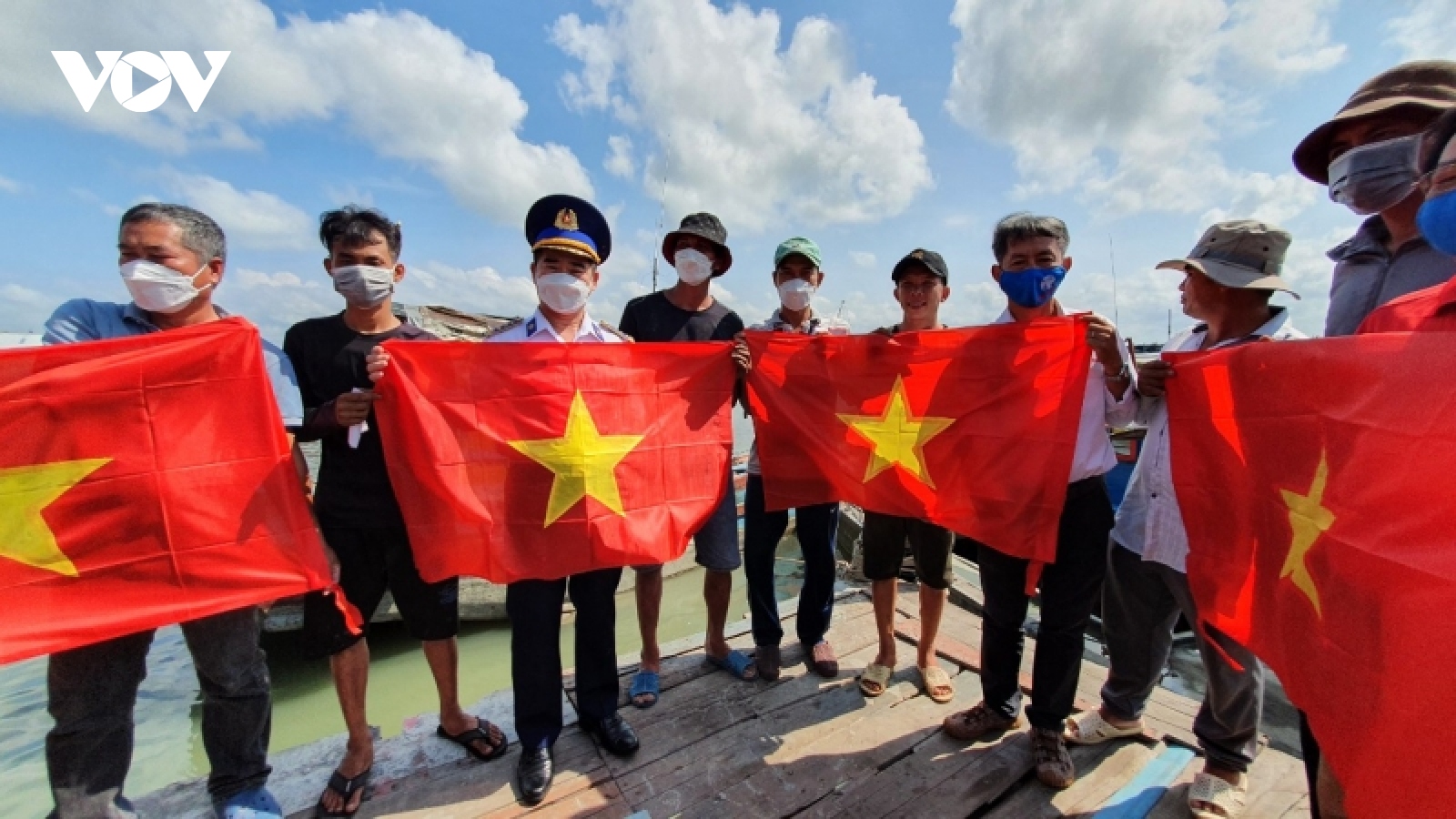 Bộ Tư lệnh Vùng Cảnh sát biển 3 giúp đỡ ngư dân vươn khơi bám biển