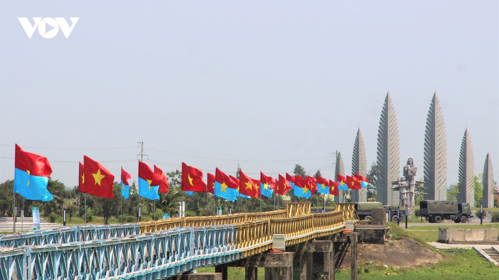 Quảng Trị rợp màu cờ đỏ sao vàng trước ngày hội thống nhất non sông