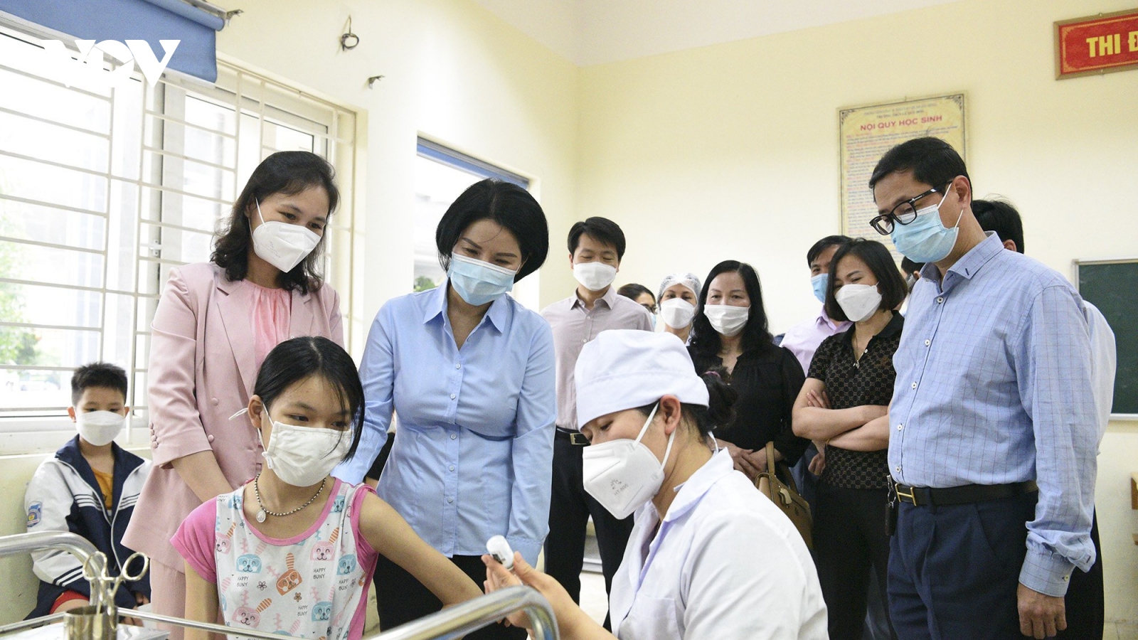 Hà Nội bắt đầu tiêm vaccine COVID-19 cho học sinh lớp 6