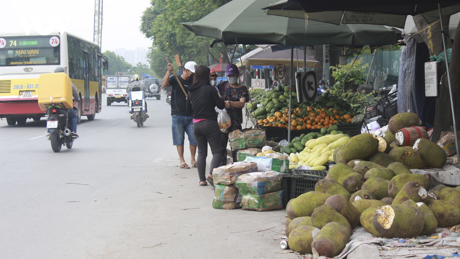 Chợ tự phát mọc lên như nấm dọc đại lộ Thăng Long