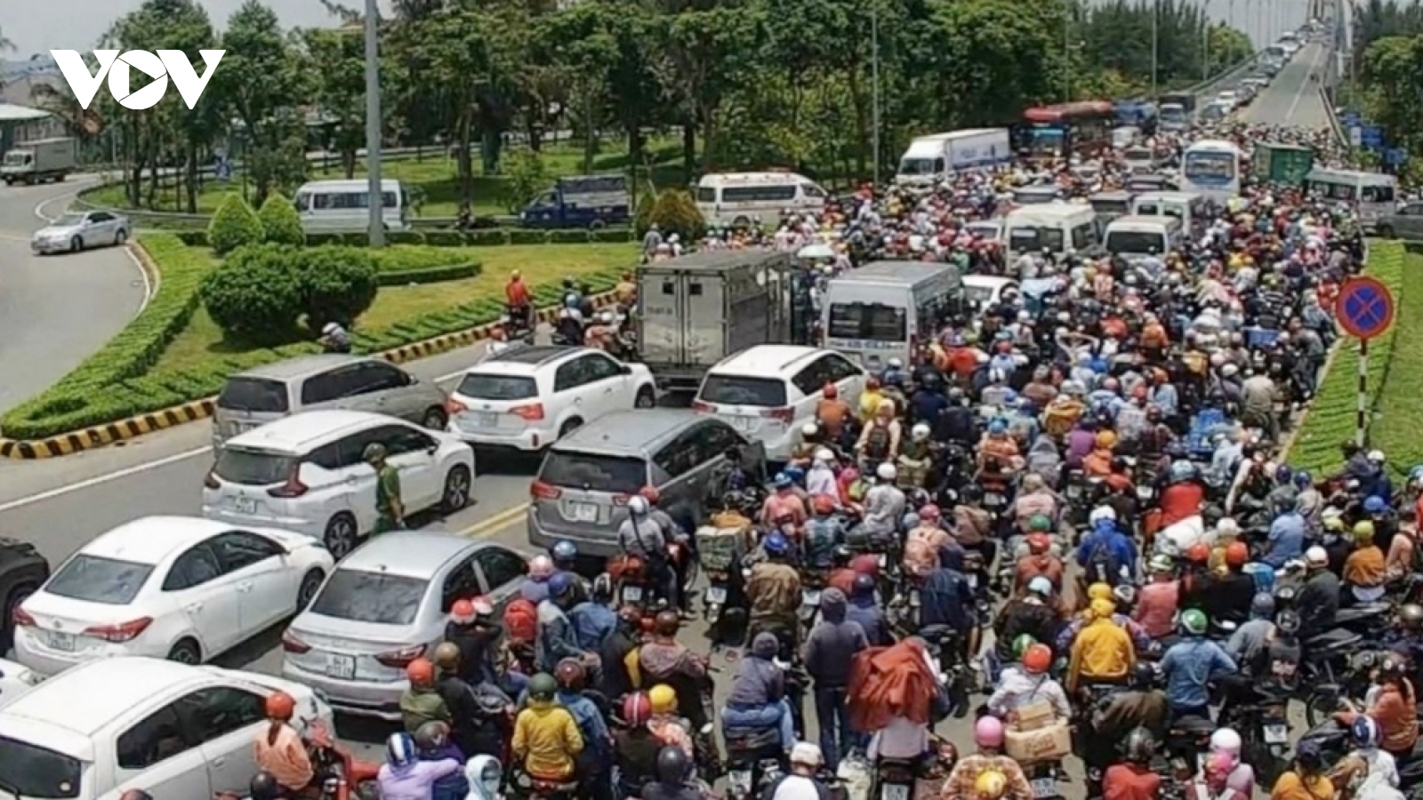Ngày đầu phương tiện lưu thông 2 chiều, cao tốc Trung Lương - Mỹ Thuận vẫn ùn ứ